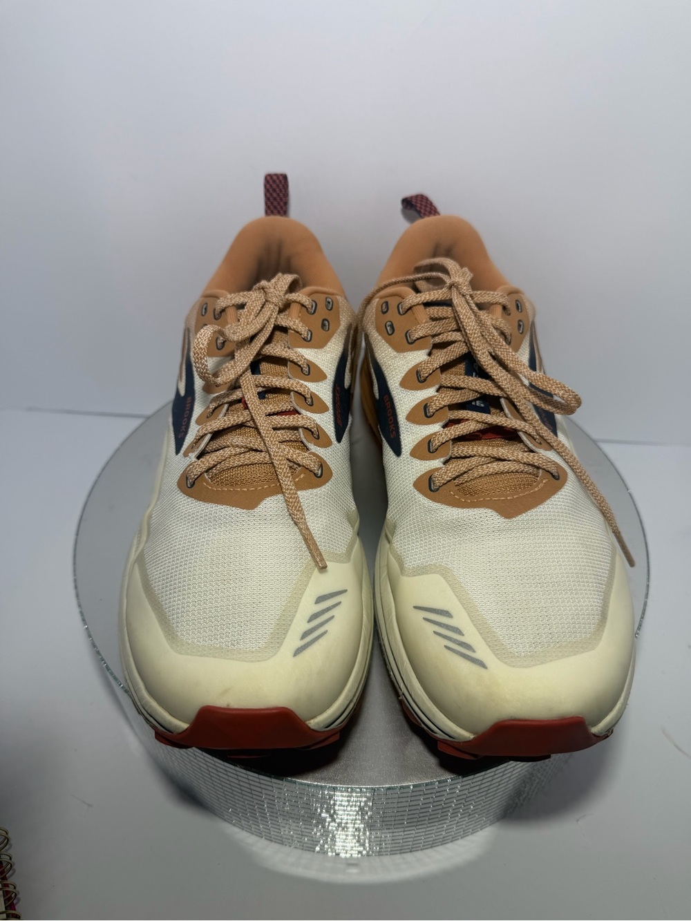 Brooks Neutral Cream and Tan Running Sneakers size 10 pre owned exellecondition